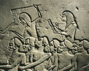 Eine Gruppe von Negroid-Gefangenen, umgeben von Wachen mit Keulen, während ein Schreiber einen Bericht erstellt. Relief aus dem Grab von Horemheb in Saqqara, Detail