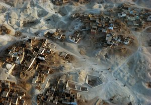 Luftaufnahme der archäologischen Stätte Qurna, Sheikh Abd el-Qurna, Thebanische Nekropole, Ägypten, Neues Reich, Dynastie XVIII-XIX