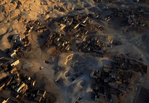 Luftaufnahme der archäologischen Stätte Qurna, Sheikh Abd el-Qurna, Thebanische Nekropole, Ägypten, Neues Reich, Dynastie XVIII-XIX
