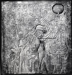 Echnaton (Amenhotep IV) ketzerischer Pharao, regierte ab ca. 150 v. Chr., hier mit Nofretete und ihren zwei Töchtern, die der Sonne Geschenke darbringen. Relief ursprünglich im Sonnentempel, Theben. Leinenkleidung