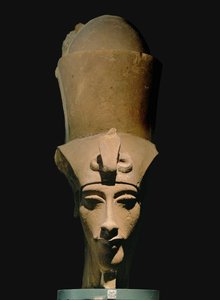 Amenhotep IV mit Doppelkrone