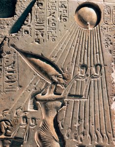 Antike ägyptische Antiquität: Basrelief, das Amenophis IV (Echnaton oder Amenhotep) (1352-1338 v. Chr.) und seine Familie zeigt, die dem Gott Aton huldigen. Detail, das den Pharao darstellt. 1364-1347 v. Chr. (Kalkstein) von Egyptian 18th Dynasty