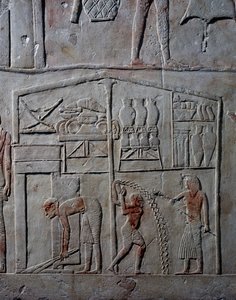 Anordnung von Lebensmitteln in Lagern, Kalksteinwandrelief, aus dem memphitischen Grab von Horemheb in Saqqara, Ägyptische Zivilisation, Neues Reich, Dynastie XVIII von Egyptian 18th Dynasty