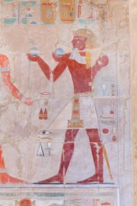 Basreliefbild eines Pharaos, der Opfer darbringt, Hatschepsut-Tempel von Deir el-Bahari, Luxor, Ägypten (Foto)