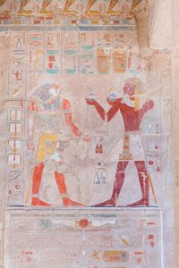 Basreliefbild, das den Pharao (rechts) zeigt, wie er dem Gott Horus Opfer darbringt, Tempel von Hatshepsut in Deir Al Bahari, Luxor, Ägypten (Foto) von Egyptian 18th Dynasty