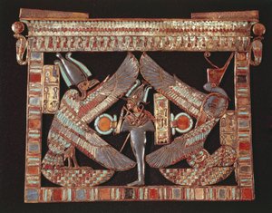 Brustplatte mit Osiris auf schwarzem Hintergrund