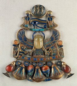 Brustplatte mit Sonnen- und Mondemblemen, aus dem Grab von Tutanchamun, Theben, Ägypten, Goldschmiedekunst, Ägyptische Zivilisation, Neues Reich, Dynastie XVIII