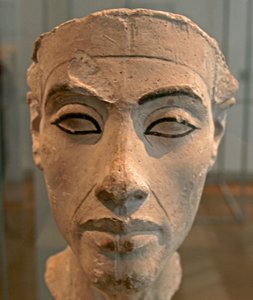 Büste der Nofretete (ca. 1370-1330 v. Chr.) Große königliche Gemahlin des ägyptischen Pharaos Echnaton. Nofretete und ihr Ehemann waren bekannt für eine religiöse Revolution. Sie begannen, nur einen Gott zu verehren, Aten, die Sonnenscheibe.