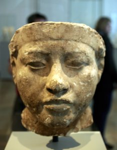 Büste der Nofretete (ca. 1370-1330 v. Chr.), Große Königliche Gemahlin des ägyptischen Pharaos Echnaton. Nofretete und ihr Mann waren für eine religiöse Revolution bekannt. Sie begannen, nur einen Gott zu verehren, Aten, die Sonnenscheibe.