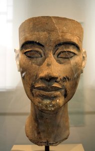 Büste der Nofretete (ca. 1370- ca. 1330 v. Chr.) Große Königliche Gemahlin (Hauptgemahlin) des ägyptischen Pharaos Echnaton. Nofretete und ihr Ehemann waren für eine religiöse Revolution bekannt. Sie begannen, nur einen Gott zu verehren, Aten, die Sonnensc