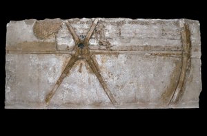 Geschnitzter und bemalter Kalksteinblock mit Darstellung eines Streitwagenrads, 1353-35 v. Chr.