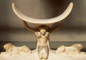 Geschnitzte Elfenbein-Kopfstütze, gestützt von Shu, Personifikation der Luft, aus dem Grab von Tutanchamun, ägyptische Zivilisation, XVIII. Dynastie