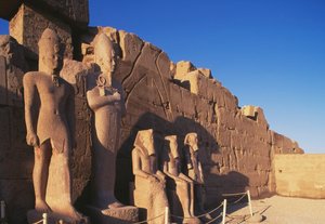Kolossale Statuen des Tempels von Amun, Thebanische Nekropole, Luxor, Ägypten, Neues Reich, Dynastie XVIII von Egyptian 18th Dynasty