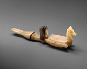 Kosmetik-Löffel in Form einer schwimmenden Frau, die eine Schale hält, ca. 1390–1352 v. Chr.