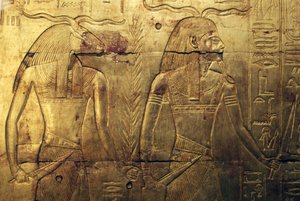 Götter, Gravur auf der Rückseite der dritten Begräbniskapelle, mit Gold bedeckt, Schatzkammer von Tutanchamun, Ägypten, ägyptische Zivilisation, Neues Reich, Dynastie XVIII von Egyptian 18th Dynasty