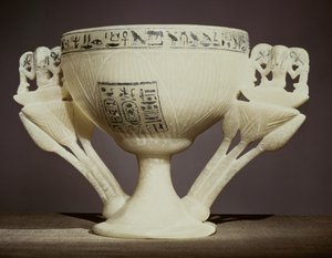 Trinkbecher in Form einer halbgeöffneten Lotusblume, gefunden am Eingang des Grabes von Tutanchamun (ca. 1370-52 v. Chr.) Neues Reich