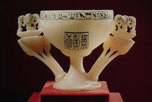 Trinkbecher in Form einer halbgeöffneten Lotusblume, gefunden am Eingang des Grabes von Tutanchamun (ca. 1370-52 v. Chr.) Neues Reich (Alabaster)