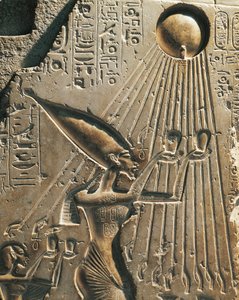 Ägypten, Tell el-Amarna, Basrelief, das Amenhotep IV (Pharao Echnaton, ca. 1360-1342) beim Anbeten der Sonnenscheibe darstellt, achtzehnte Dynastie, Neues Reich von Egyptian 18th Dynasty