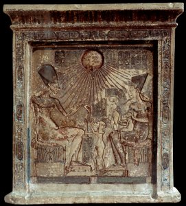 Ägyptische Königin Nofretete (1353-1336 v. Chr.) mit Pharao Amenophis IV (Echnaton oder Amenhotep) (1352-1338 v. Chr.) und ihren Kindern. Flachrelief. 18. Dynastie, Neues Reich. Kairo, Ägyptisches Museum von Egyptian 18th Dynasty