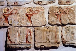 Ägyptische Antiquität: Die Anbetung der Sonne. Fragment der Wand aus Sandstein von Amenophis IV in Luxor. 18. Dynastie von Egyptian 18th Dynasty