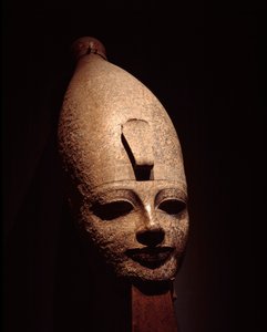 Ägyptische Antiquität: Kolossalkopf von Amenophis III. Rosengranit-Skulptur. 14. Jahrhundert v. Chr. 18. Dynastie. Luxor-Museum, Ägypten