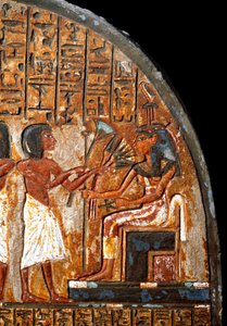 Ägyptische Antike: Grabstele von Minhotep: Detail, das ein Blumenopfer an die Göttin Hathor darstellt, die den Schlüssel des Lebens in Form eines Ankh hält. 18. Dynastie. 14. Jahrhundert v. Chr. Turin, Ägyptisches Museum