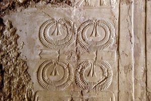 Ägyptische Antiquität: Opfergaben von „shebiou“-Halsketten, Ehrenauszeichnungen. Grab von Kherouef von Egyptian 18th Dynasty