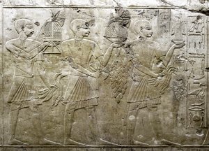 Ägyptische Antike: Darstellung von Opferträgern. Flachrelief aus dem Grab des Wesirs Ramose (18. Dynastie). Luxor, Theben, Tal der Adligen, Ägypten