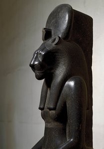 Ägyptische Antike: Die Löwengöttin Sachmet mit Sonnenscheibe gekrönt. Statue aus schwarzem Granit, 1540-1295 v. Chr. Turin, Ägyptisches Museum
