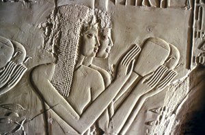 Ägyptische Antike: junge Mädchen, die Opfergaben darbringen. Grab von Kherouef (TT192) (18. Dynastie) von Egyptian 18th Dynasty