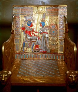 Ägyptische Antiquität: Ein Thron aus vergoldetem Holz, bemalt von Tutanchamun, Teil des Schatzes des Pharaos. Darstellung der Königin Ankhesenpaaton, die ihrem Bruder und Ehemann Tutanchamun die Schulter mit Öl massiert von Egyptian 18th Dynasty