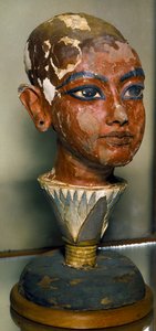Ägyptische Antiquität: Porträt des jungen Pharao Tutanchamun, unterstützt von einem Lotusblatt. Bemalte Holzschnitzerei. Aus dem Schatz von Tutanchamun. Ägyptisches Museum, Kairo von Egyptian 18th Dynasty