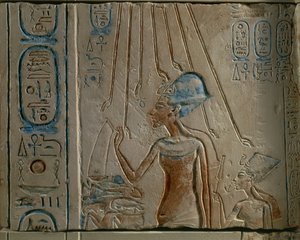 Ägyptische Gravur darstellend Echnaton und Nofretete, die Sonnenscheibe anbetend, aus Tall al-Amarnah, Ägypten, Neues Reich, XVIII. Dynastie