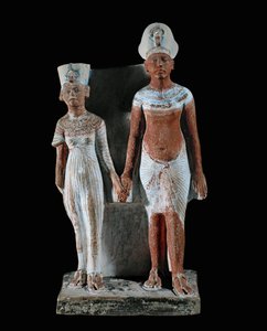 Figuren von Echnaton und Nofretete