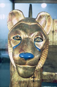 Bestattungsbettkopf in Form eines Löwen, aus dem Grab von Tutanchamun (ca. 1370-1352 v. Chr.) Neues Reich (stuckiertes & vergoldetes Holz)