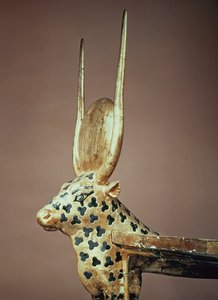 Bestattungsbett in Form der heiligen Kuh, aus dem Grab von Tutanchamun (ca. 1370-52 v. Chr.) Neues Reich (vergoldetes und verputztes Holz)