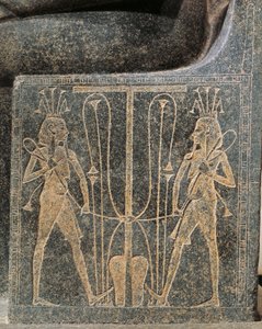 Granit-Skulpturengruppe mit Horemheb, der Gott Atum Opfer darbringt, Detail des Thrones von Atum mit Seth und Horus