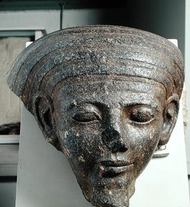 Kopf eines Priesters, von einem Sarkophag, Neues Reich, ca. 1350 v. Chr. (Granit)