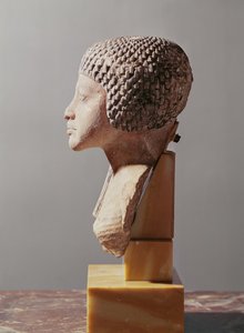 Linkes Profil des Kopfes einer Prinzessin aus der Familie von Echnaton, Neues Reich (bemalter Kalkstein)