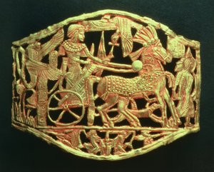 Durchbrochene Platte oder Schnalle, die die triumphale Rückkehr des Königs mit Gefangenen zeigt, aus dem Grab von Tutanchamun (ca. 1370-52 v. Chr.) Neues Reich (Gold)