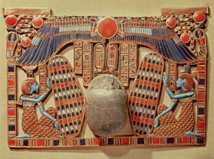 Pektorale, dekoriert mit dem geflügelten Skarabäus, geschützt von Isis und Nephthys, aus dem Grab von Tutanchamun (ca. 1370-52 v. Chr.) Neues Reich (Gold-Cloisonné und Glaspaste)