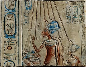 Pharao Echnaton und Nofretete opfern dem Gott Aton von Egyptian 18th Dynasty