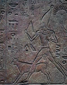 Königin Hatschepsut in Begleitung des Apis-Stiers während der Zeremonien des Jubiläumsfestes, Relief, Tempel des Amun, Karnak-Tempelkomplex (Unesco-Welterbeliste)