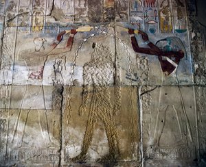 Königin Hatschepsut zwischen dem Gott Horus und dem Gott Thoth, bemaltes Relief, Halle der Roten Kapelle von Hatschepsut, Karnak-Tempelkomplex (Unesco-Welterbeliste)