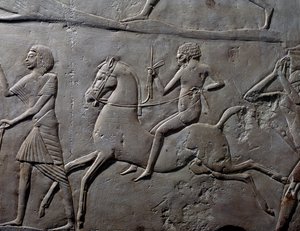 Staffellauf zu Pferd, Detail eines Wandreliefs, das ein Militärlager von Soldaten darstellt, Kalkstein, aus dem memphitischen Grab von Horemheb in Saqqara, ägyptische Zivilisation, Neues Reich, 18. Dynastie