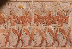 Relief einer Parade zu Ehren der Göttin Hathor aus dem Totentempel der Hatschepsut (ca. 1503-1482 v. Chr.)