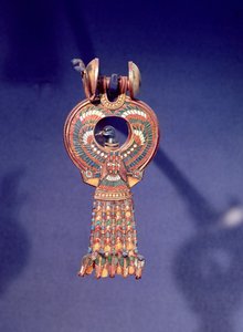 Rechter Ohrring aus einem Paar Ohrringe mit einem Blauvogel, aus dem Grab von Tutanchamun, Tal der Könige, Theben, um 1347-37 v. Chr.