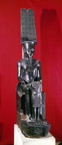 Sitzende Statue des Gottes Amun, der Tutanchamun beschützt, Neues Reich, ca. 1336-1327 v. Chr. (Granit)