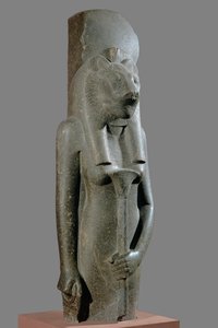 Die Göttin Sachmet mit einem Zepter in Form eines Papyrus