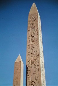 Die Obelisken von Tuthmosis I. (1504-1492 v. Chr.) und Hatschepsut (1473-1458 v. Chr.) im Großen Tempel von Amun, Neues Reich von Egyptian 18th Dynasty